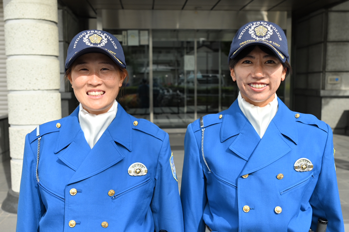 競技会で走行する白バイの写真