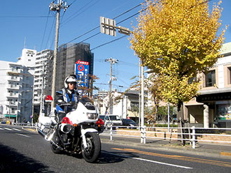 一般道路を走行する白バイの写真