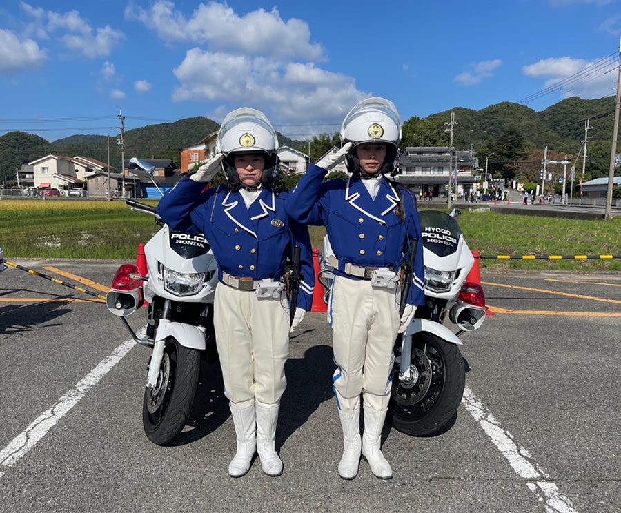 隊員の敬礼の写真