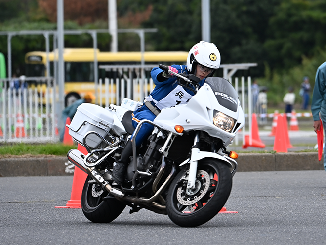 競技会で走行する白バイの写真