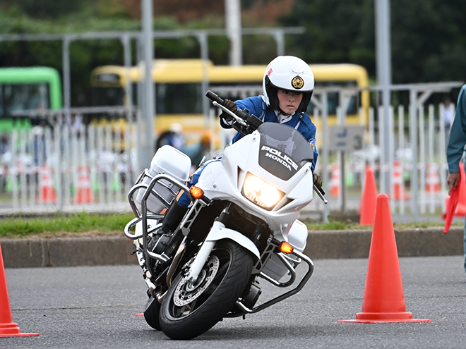 競技会で走行する白バイの写真