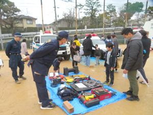 防災訓練での装備品展示説明