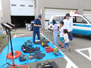 防災訓練での装備品展示説明