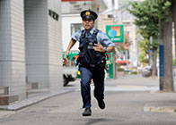 走る警察官の写真